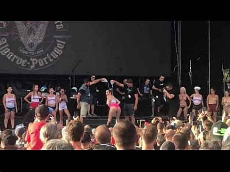 Women Flashing Her Tits At A Concert Xnxx