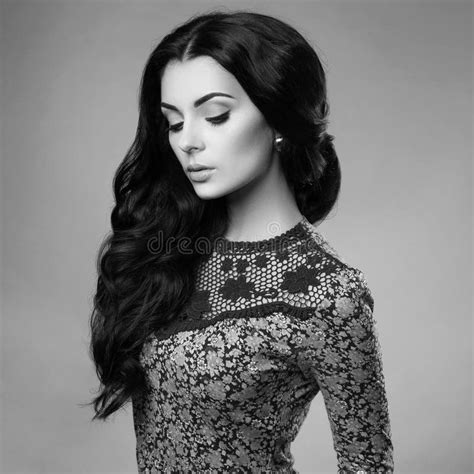 Schöne Brunette Frau Mit Dem Gewellten Gesunden Haar Stockbild Bild von kleid gesicht 140178557