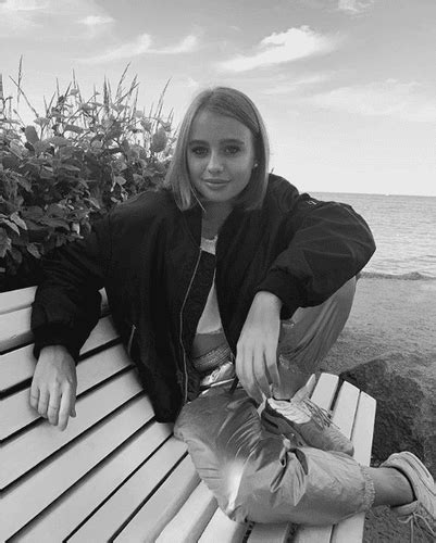 Oliwia Bieniuk w bikini relaksuje się w wodzie 17 letnia córka Anny Przybylskiej jest coraz