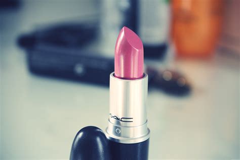 MAC Lipstick Hot Gossip Lily Pebbles