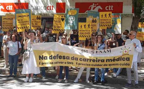 Mais de uma centena de médicos concentrados em frente ao Ministério da