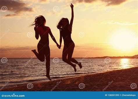 Une Jeune Femme En Bikini Avec Sa Petite Amie Sur La Plage Image Stock Image Du Rose Rapport