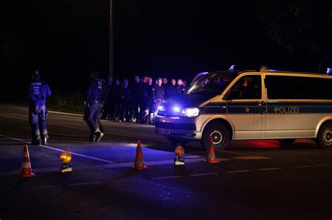 Hundertschaft Durchsucht Wald In Bergkamen Jugendliche Meldet Polizei Zweite Sex Tat L Nen