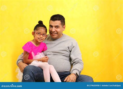 El Padre Soltero Divorciado Lleva A Su Hija Latina En Las Piernas Vestida De Bailarina Que