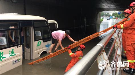 潍坊暴雨积水桥洞困住长途汽车 消防官兵紧急救援潍坊民生潍坊齐鲁网