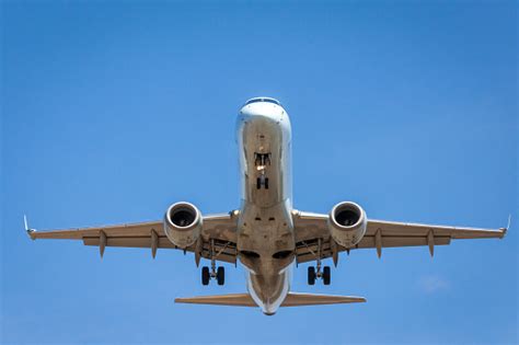 Large Jetliner Airplane Coming In For Landing Stock Photo - Download ...