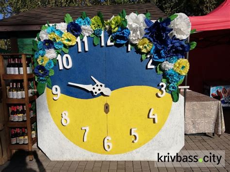 В национальных красках: в Кривом Роге появились новые цветочные часы ...