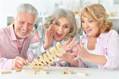 Ancianos Jugando Un Juego De Mesa Foto Premium