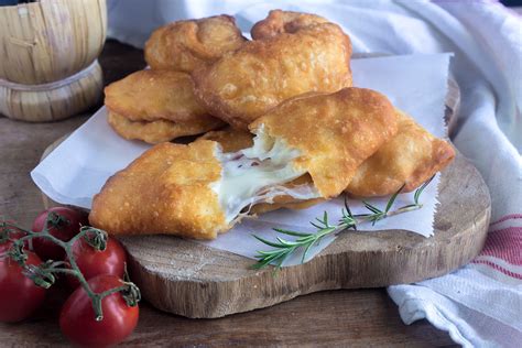 Panzerotti Fritti Ripieni Di Scamorza E Speck Antipasto Sfizioso