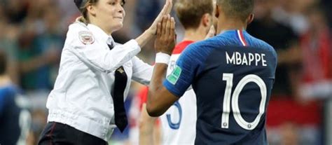 Cm Quatre Pussy Riot Emprisonn S Apr S Leur Intrusion Sur Le Terrain