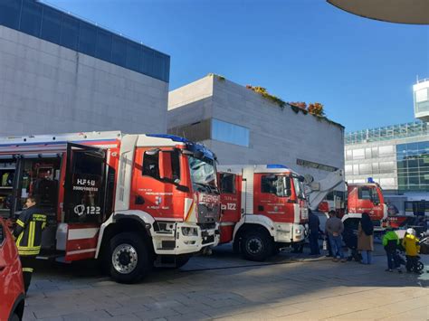 Feuerwehr präsentiert sich bei Freiwilligenmesse im Landhaus