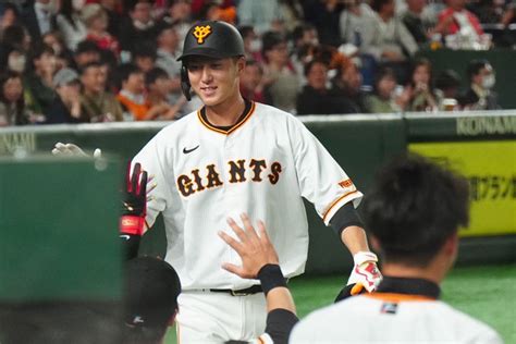 巨人・秋広優人、3年目で待望のプロ1号 右翼中段へ一直線豪快弾に本拠地大歓声 Full Count