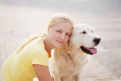 Aimez Pour Des Animaux Familiers Une Jeune Femme Blonde Se Reposant Avec Son Chien Sur La Rue
