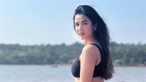 Sonal Chauhan Flaunts Toned Figure In Black Bikini See The Diva S