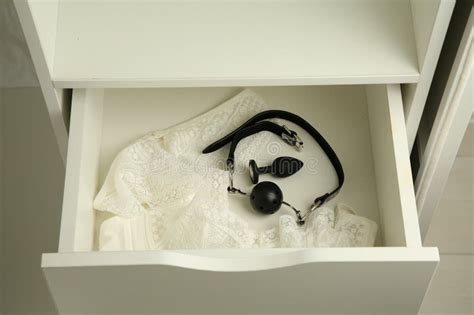 Bolas De Buceo Anal Y Ropa Interior De Las Mujeres En El Cajón Abierto Del Puesto De Noche En El