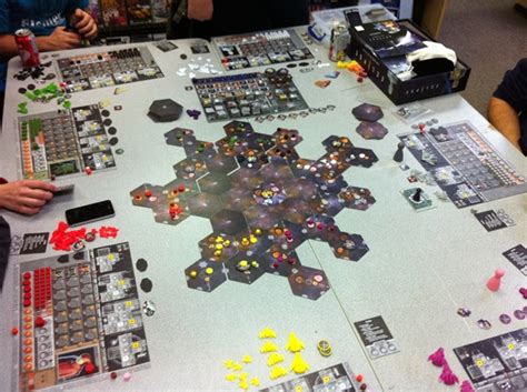 Jugamos Eclipse - La Cueva del Lobo