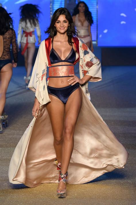 Ilona Smet la petite fille du clan Hallyday défile pour Etam Lingerie