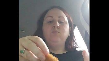 Gordita bbw come en el coche mientras es golpeada por un extraño