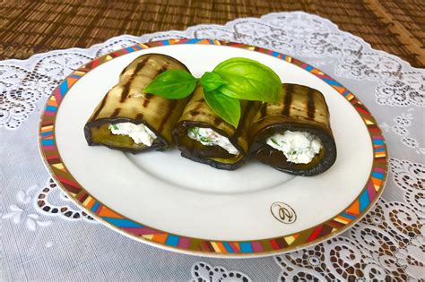 Баклажановые рулетики с грецкими орехами зеленью и чесноком