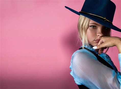 Скачать обои girl hat model face blonde pose actress portrait