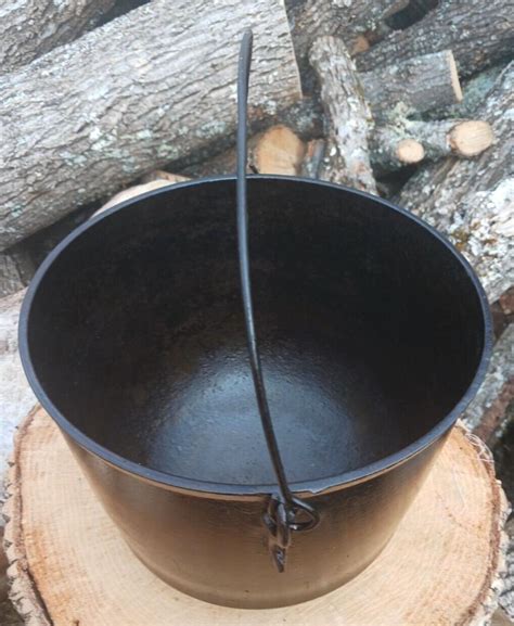 Antique 8 Cast Iron Bean Pot 3 Leg Cowboy Kettle Footed Cauldron W