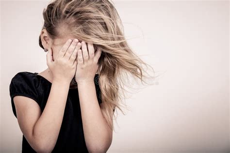 Portrait De Petite Fille Blonde Triste Image Stock Image Du Difficult S Perdu
