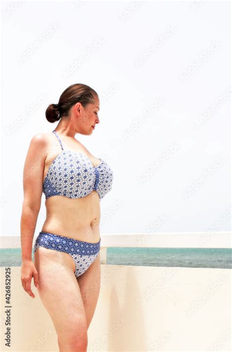 Foto De Plus Size Curve Full Figured Model On Beach Balcony In Bikini Busty Swimwear Resort