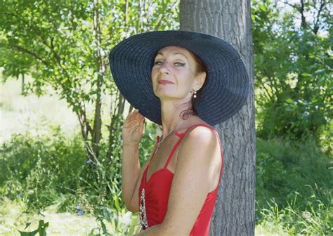 Red Dress Green Garden Nude Pics XHamster