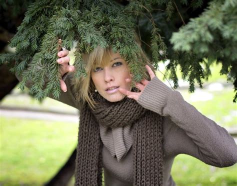 Attraktive Blonde Junge Frau Im Park Winterzeit Stockbild Bild Von Beil Ufig Portr T