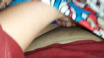 Mi Hermanastra Me Masajea Las Piernas Y Yo Me Masturbo A Escondidas Bajo Su Manta Lesbian
