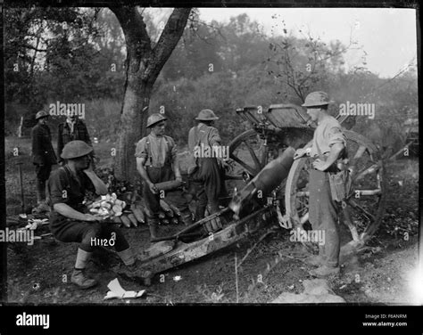 New Zealand 45 Howitzers In Action World War I Stock Photo Alamy