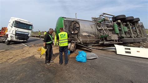 BAON Felborult egy tartályos kamion az M5 ösön és melléképület