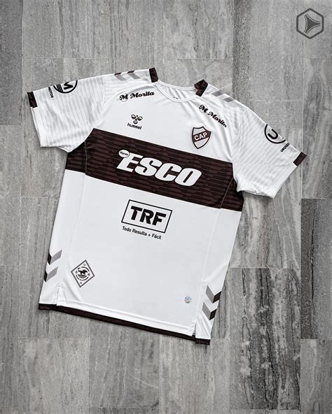 Review | Camiseta titular hummel de Platense 2024 - Marca de Gol