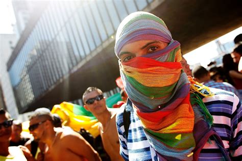 Participantes da Parada Gay relatam homofobia na rua escola e trabalho UOL Notícias