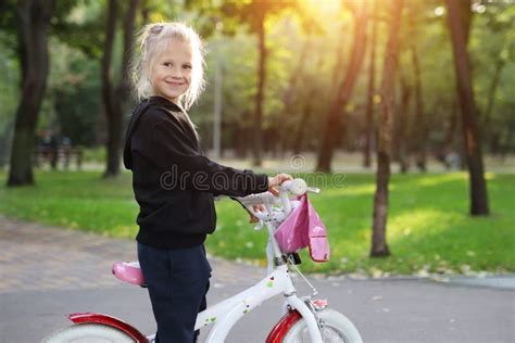 La Petite Fille Blonde De Beau Caucasien Adorable Mignon Aiment Monter La Petite Bicyclette