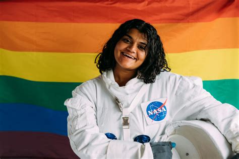 Улыбающаяся женщина, стоящая перед красочным флагом · бесплатные ...