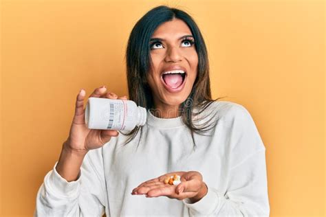 Joven Transexual Latina Transexual Mujer Sosteniendo Pastillas Enojada Y Loca Gritando Frustrada