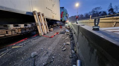 Sperrung Am R Sselsheimer Dreieck Nach Lkw Unfall Audio Hessenschau