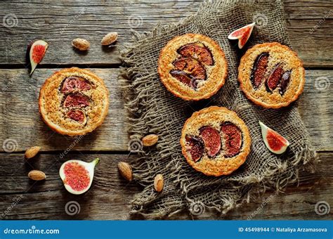 Tartlets Mit Feigen Und Mandelcreme Frangipane Stockfoto Bild Von