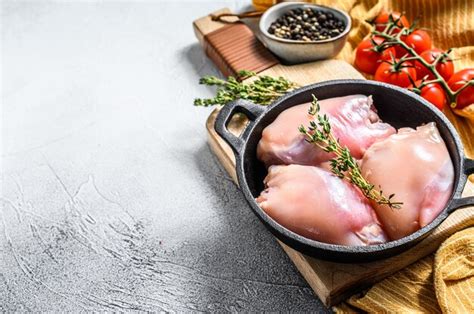 Filetes De Muslos De Pollo Crudos Sin Hueso Fondo Blanco Foto Premium