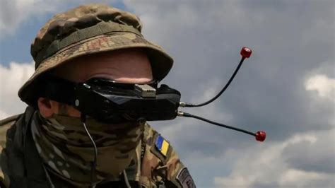 応接間からロシア軍を攻撃……前線でドローンを駆使するウクライナ部隊を取材 - BBCニュース