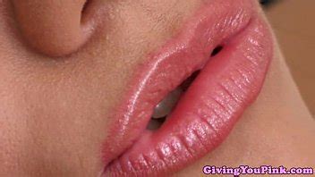 Vulva rosa húmeda jugando con un gran consolador XVIDEOS