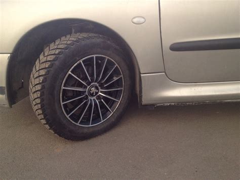 Установка заглушек центрального отверстия литого диска — Peugeot 206, 1 ...