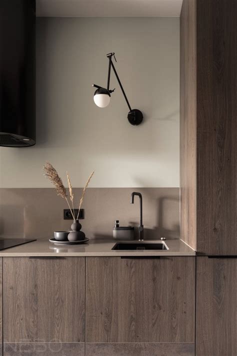 Кухня из ЛДСП темного древесного цвета с черными торцевыми ручками в Минске