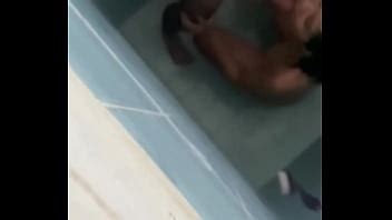 Mi vecina entra al baño a jugar y no se da cuenta que la estoy grabando XVIDEOS