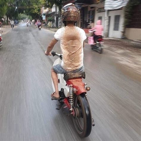 10 Potret Lucu Orang Naik Motor Ini Endingnya Gagal Keren