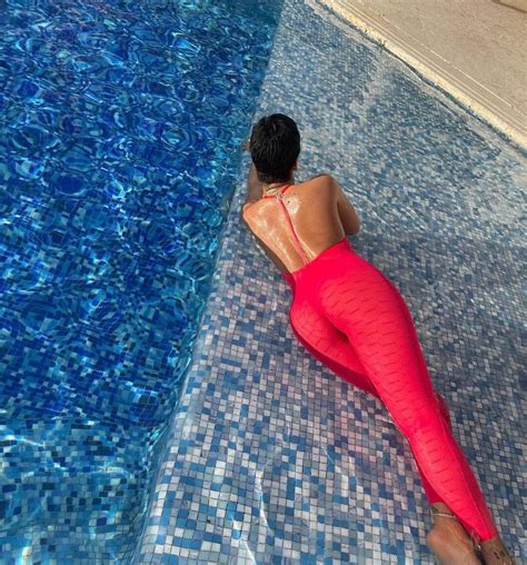 Rihanna Showed A New Erotic Lingerie Wet In The Pool Photos The Fappening