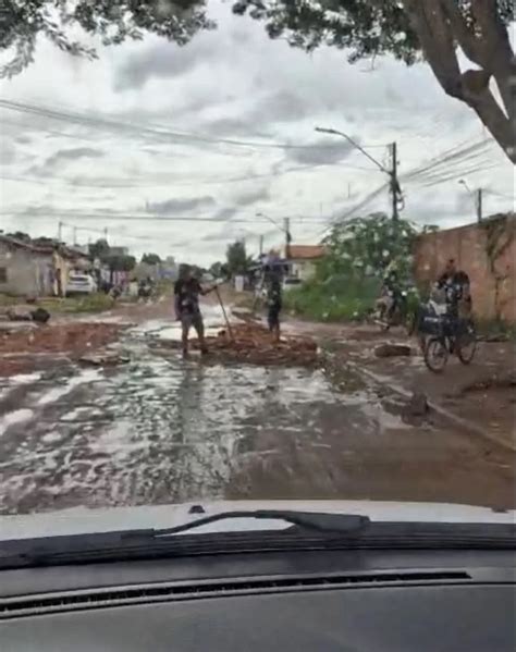 Mais Um Caso Moradores Se Re Nem Para Tapar Buracos Na Avenida Itaipu