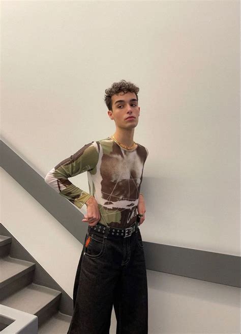 Pin by 𝚂𝙴𝙱𝙰 𝙻𝚄𝙽𝙰 on men Queer fashion Fashion inspo outfits Gay outfit