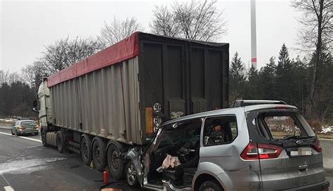 Pkw Kracht Unter Lkw Auf A9 Im Kreis Bayreuth Drei Verletzte